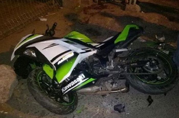 Ninja 250 rusak parah usai tabrakan keras dengan Honda Civic di Purwakarta.