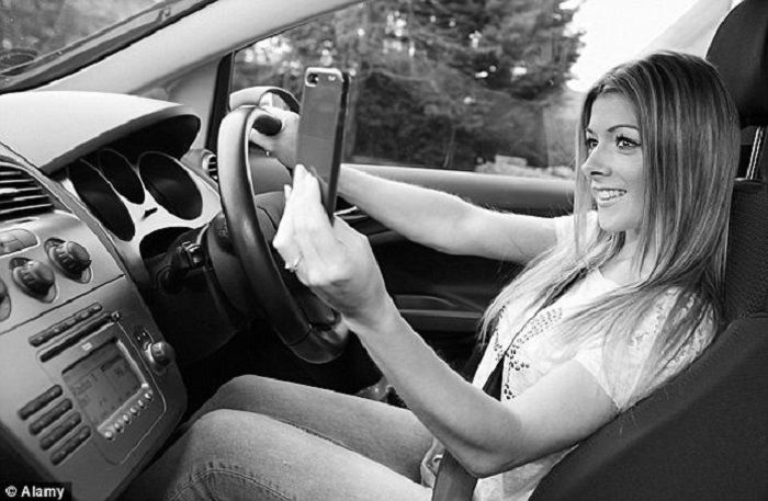 Ilustrasi pengemudi wanita berkendara sambil selfie