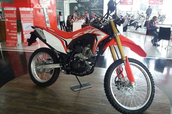 Ilustrasi Honda CRF150L di dealer resmi Honda