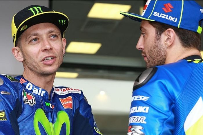 Valentino Rossi (kiri) dan Andrea Iannone (kanan)