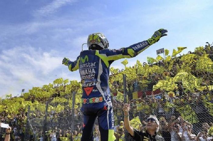 Valentino Rossi dihadapan penggemarnya.