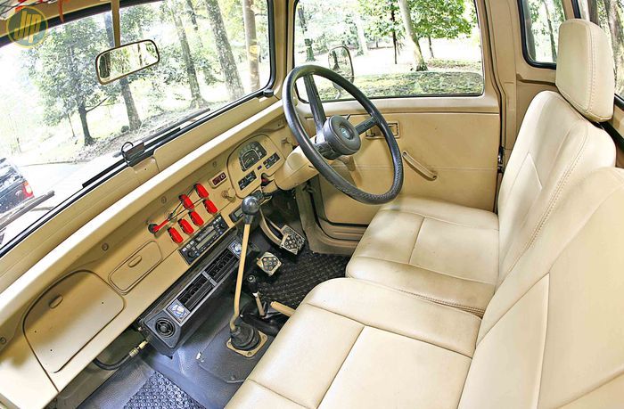 Interior Land Cruiser FJ45 berburu ini tidak luput dari konsep single tone