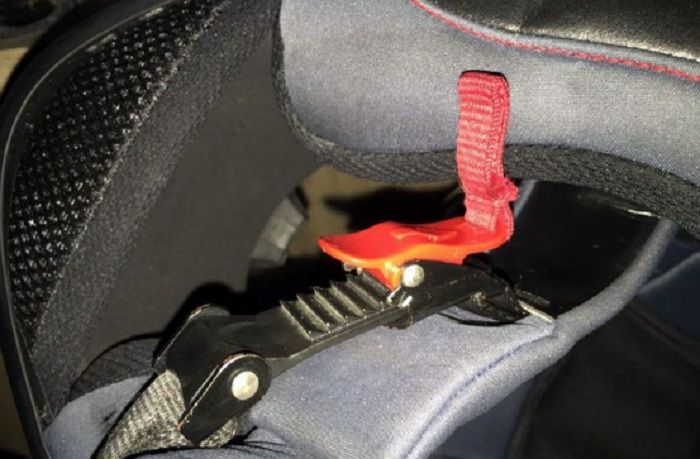 Model pengait helm micro metric