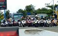 Gerombolan Honda PCX Terciduk, Berhenti di Depan Palang Pintu Kereta Api