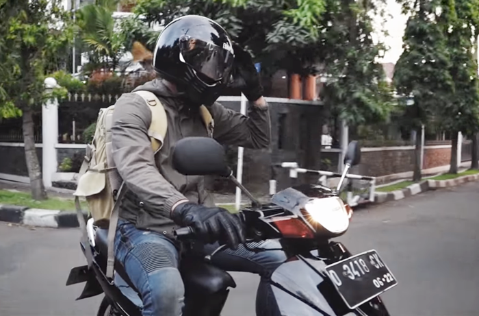 Helm Ariel Noah naik motor Suzuki Shogun bikin pangling