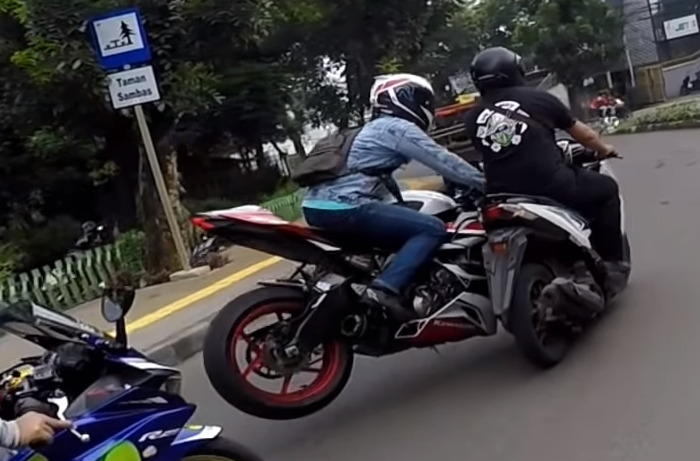 Rider Ninja ZX-6R kaget dan stoppie