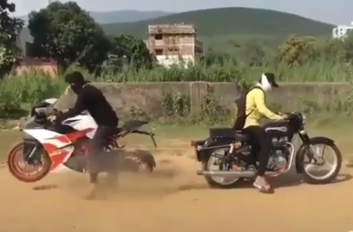 KTM RC200 tarik tambang dengan Royal Enfield Bullet