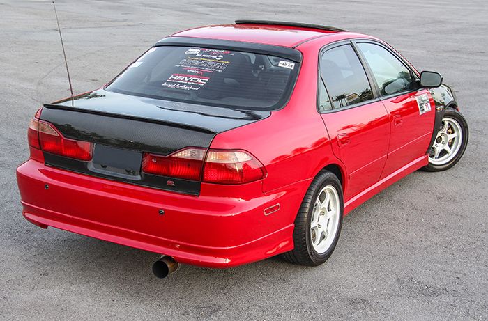 Tampilan belakang modifikasi Honda Accord Cielo bergaya racing
