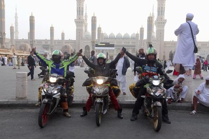 Tiga bikers touring ke Mekkah naik motor Jupiter MX