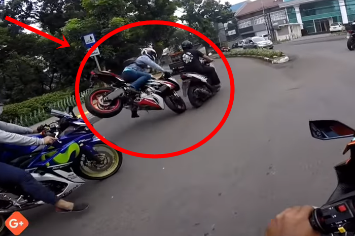 Crash akibat motor belok tanpai sein