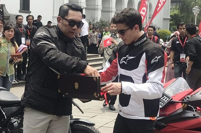 Ridwan Kamil memberi cindera mata untuk Marquez