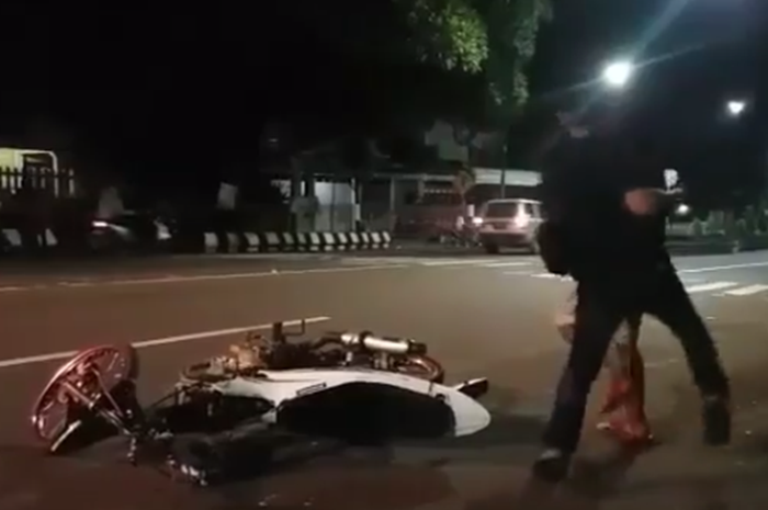 Motor Suzuki Satria F150 terguling ditendang
