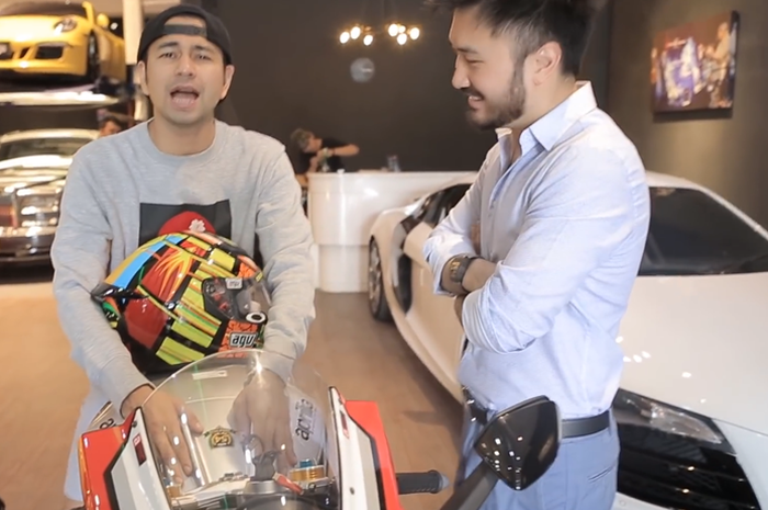 Raffi Ahmad dan Rudy Salim diatas moge Aprilia RSV4 Factory