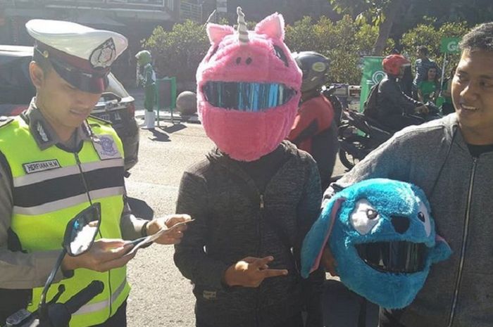 Sarung helm ini ikut tarik perhatian petugas Polisi