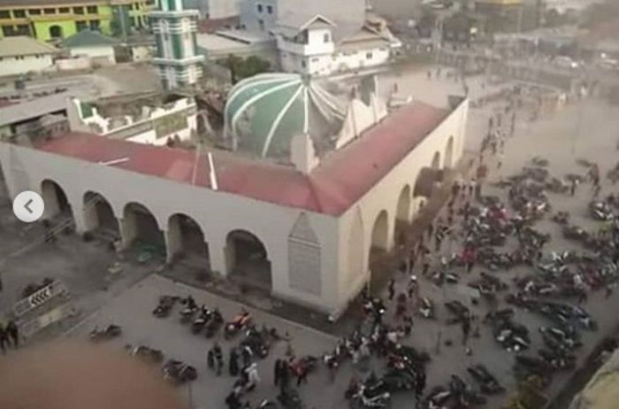 motor bertumbangan tersapu tsunami Palu