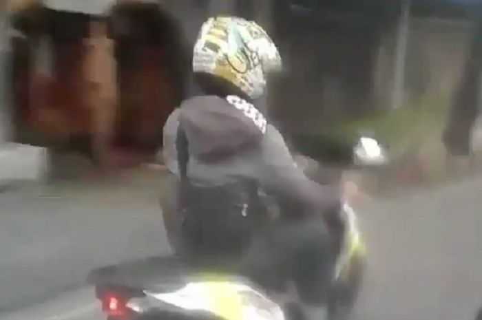 Pengendara Honda BeAT jadi pusat perhatian karena modifikasi ekstrim.