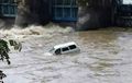 Kronologi Dan Video Kecemplungnya Mobil Di Sungai Brantas