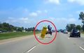 Apes! Video Biker Tak Kuasa Menolak Musibah, Saat Hindari Matras Jatuh