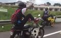 Banyak Gaya, Video Kelakuan Kids Zaman Now Ngegas Motor Pakai Kaki