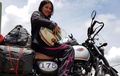 Lady Biker Cantik Ini Buktikan Kawasaki W175 Bisa Jadi Motor Touring