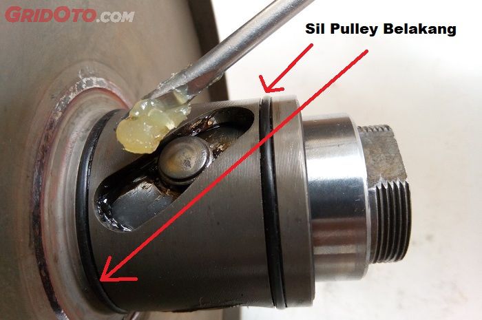 Sil pada pulley belakang berfungsi untuk menyekat grease  di area pin slinder agak tidak masuk ke rumah kampas ganda