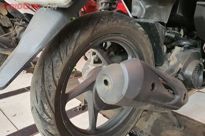 Tekanan ban belakang motor matic biasanya lebih besar dari ban depan karena ban belakang menopang bobot yang lebih berat 