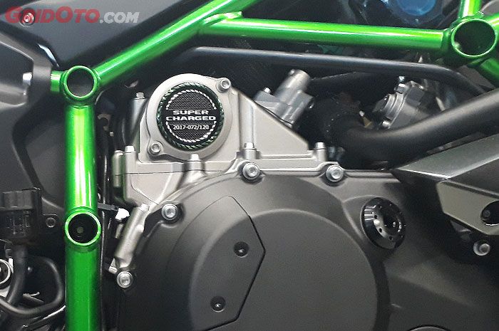 Ada nomor seri di supercharger H2 Carbon