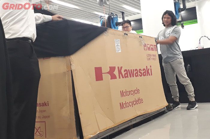 Proses unboxing H2 Carbon di kantor Kawasaki Jakarta