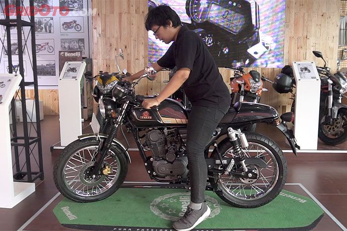 Kaki bisa menapak dan setang Benelli Motobi 152 terasa lebar