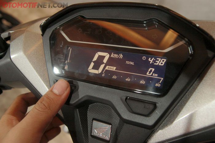 Panel instrumen All New Honda Vario 2018 dilengkapi jam