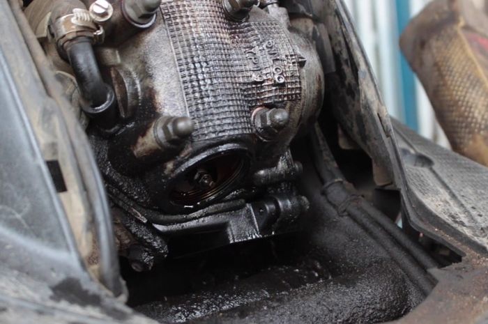 Efek membiarkan oli rembes bisa bikin turun mesin