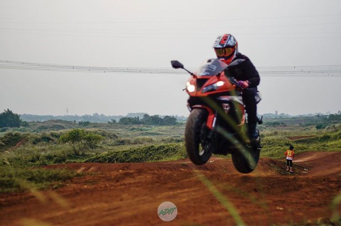 Kawasaki ZX-6R Terbang