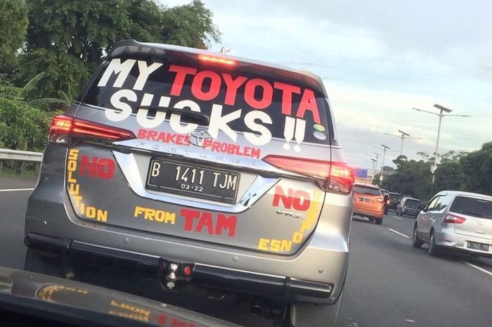 Toyota Fortuner penuh stiker komplain