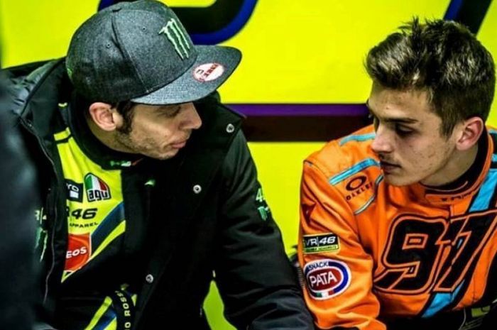 Luca Marini (kanan) dan Valentino Rossi (kiri)