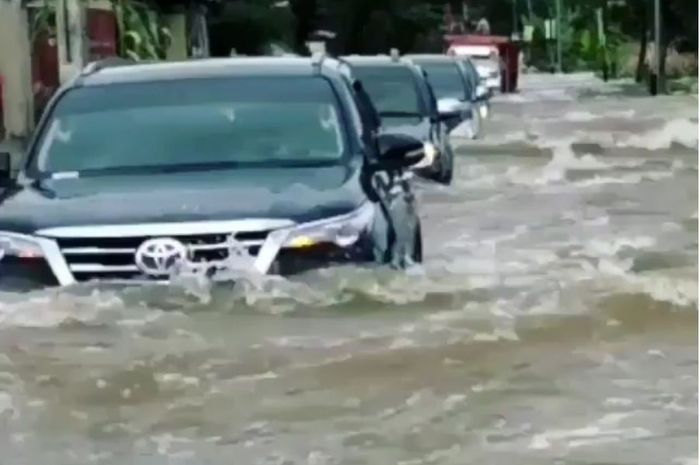 Rombongan Toyota Fortuner terjang banjir