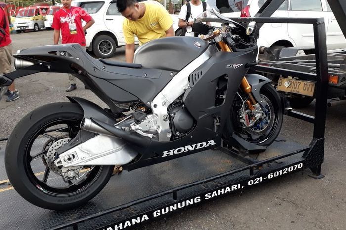 Pengiriman Honda RC213V dengan mobil towing