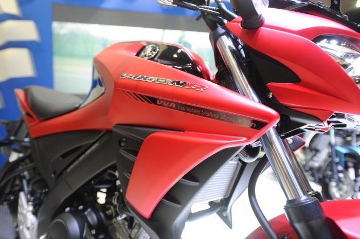 Emblem yang ada pada All New Vixion R warna merah