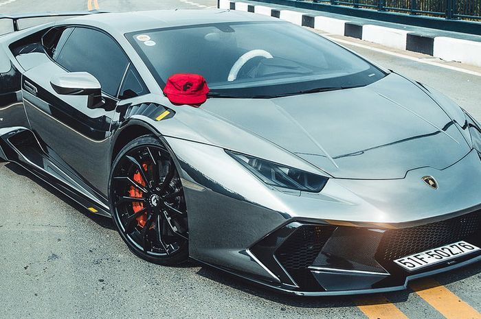 Lamborghini HuracanIni pakai krom di sekujur bodi