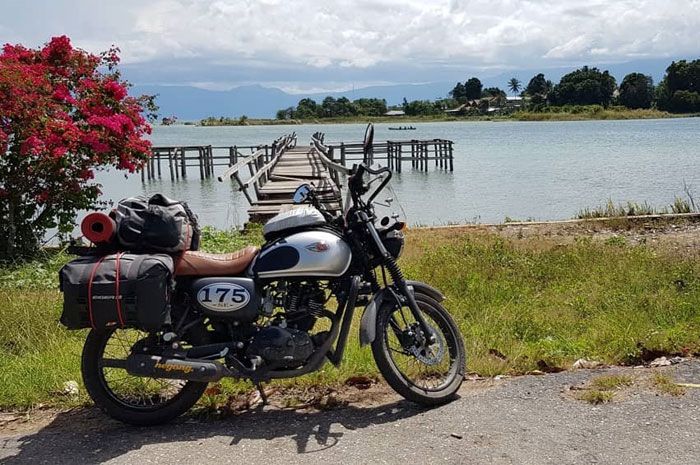 Kawasaki W175 SE milik Sari digarap agar siap touring