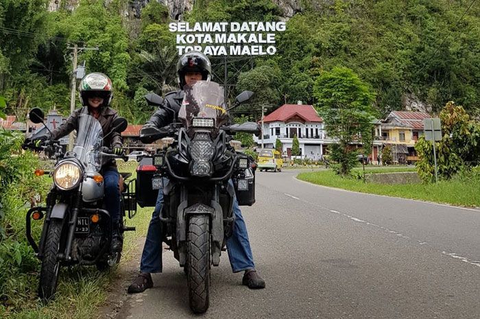 Pasangan biker touring dengan W175 SE dan Versys 650