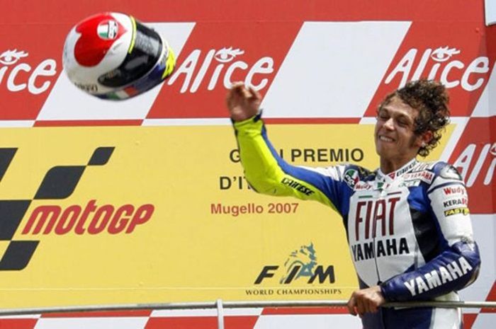 Valentino Rossi melempar helm dengan lambang hati