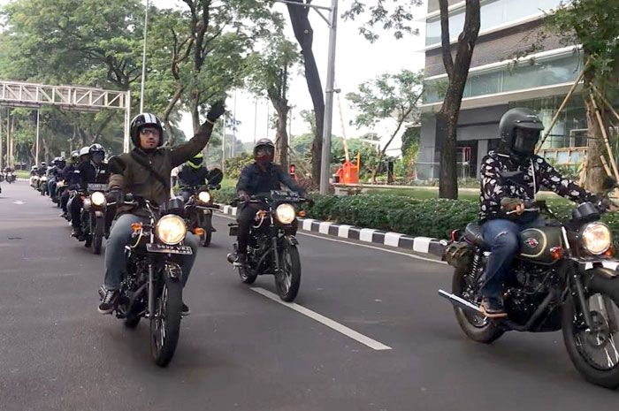 Rombongan W175 tertib selama perjalanan sunmori