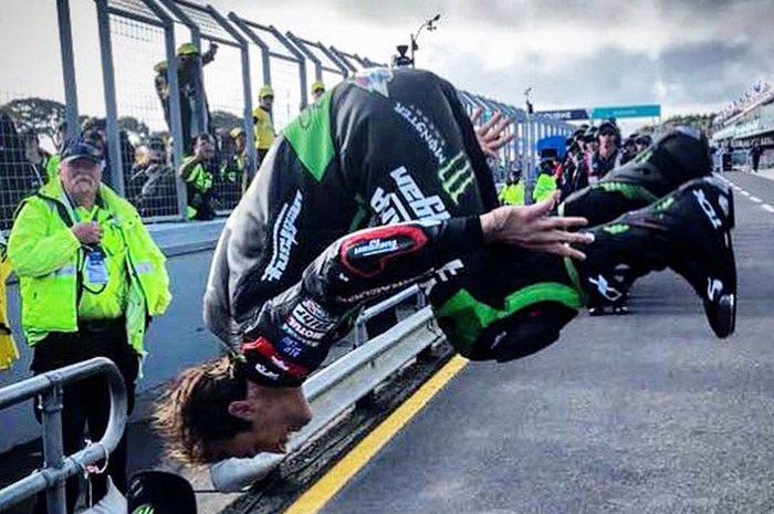 Aksi backflip Johann Zarco di depan para penggemar