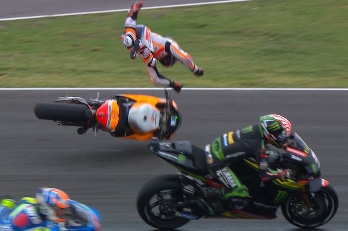 Dani Pedrosa terpelanting dari motornya karena high side crash di MotoGP Argentina