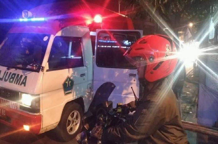 Mobil Ambulans datang membawa jasad AAH yang meninggal di atas motor