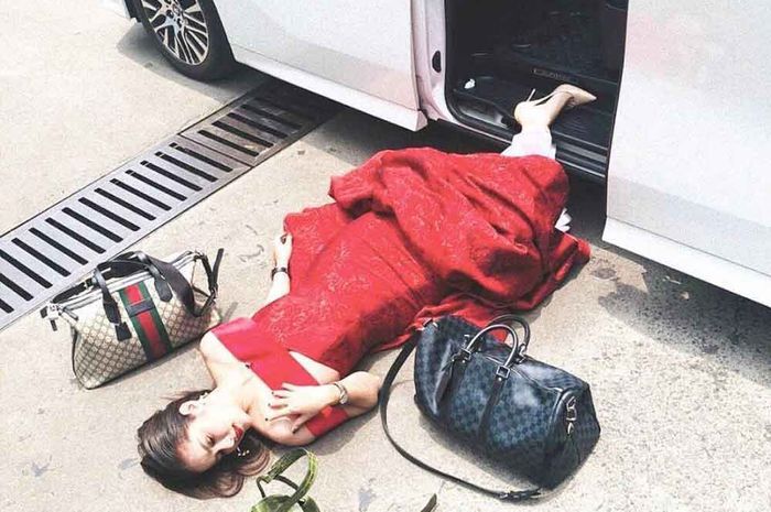 Artis Olla Ramlan terlihat 'terjatuh' dari Toyota Alphard