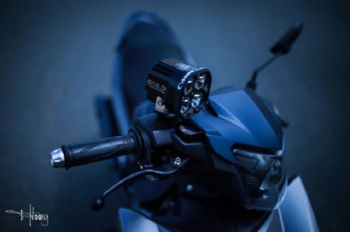 Yamaha MX King ini Pakai lampu sorot juga biar penerangannya makin maksimal