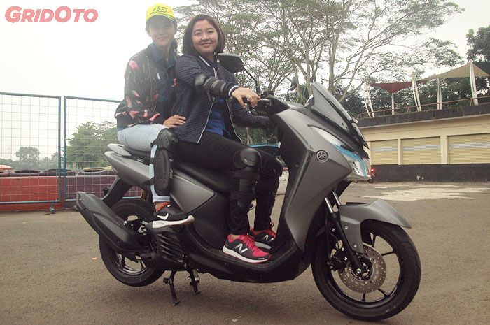 Posisi berboncengan wanita di Yamaha Lexi S