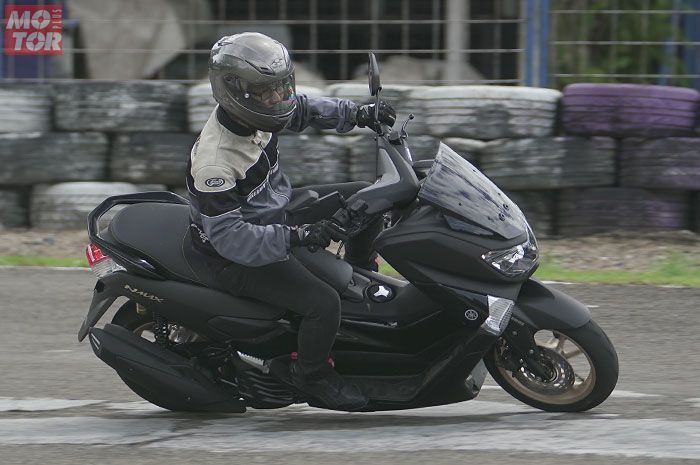 Cornering dengan motor Yamaha NMAX