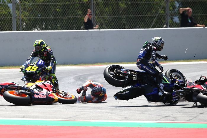 orge Lorenzo crash di lap kedua MotoGP Catalunya, membuat tiga pembalap papan atas tersingkir